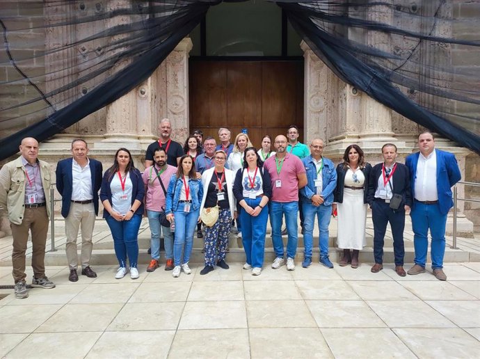 Archivo - Trabajadores de la Residencia de Tiempo Libre de Siles, junto a responsables socialistas, en un reciente pleno del Parlamento andaluz.