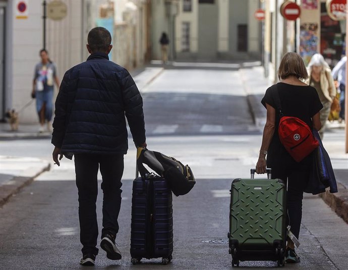 Varios turistas recorren la ciudad de Valencia. 