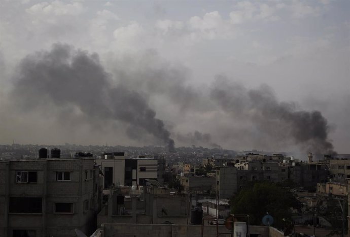 Columnas de humo tras una serie de bombardeos del Ejército de Israel contra la ciudad de Rafá, en la frontera entre la Franja de Gaza y Egipto