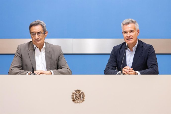 El portavoz municipal de Vox, Julio Calvo y el consejero de Urbanismo, Víctor Serrano