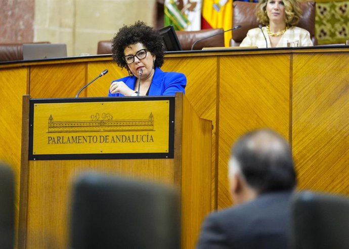 La parlamentaria del Grupo Mixto-Adelante Andalucía Maribel Mora, este jueves en el Pleno durante la interpelación sobre turismo.