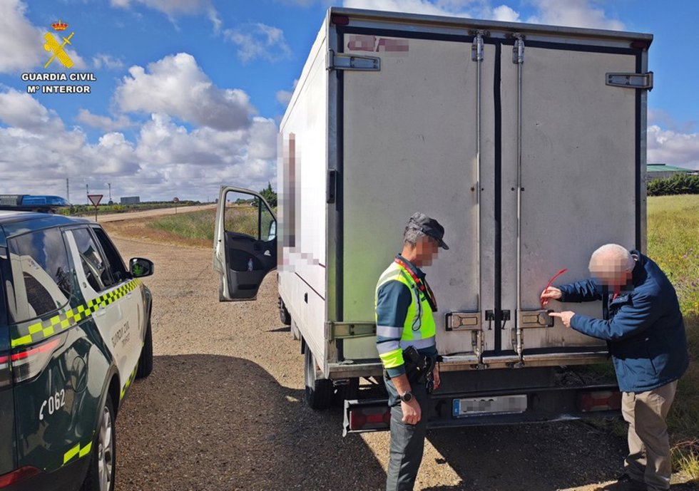 Un agente de la Guardia Civil junto al camión interceptado.