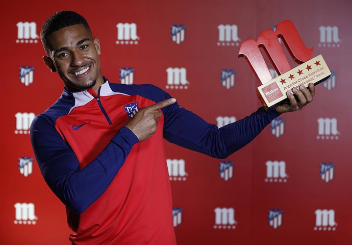 Samu Lino, jugador del Atlético de Madrid, posando con el premio 'Cinco estrellas' al jugador de la temporada.
