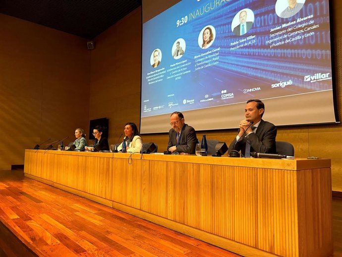 González Corral (c), durante la inauguración de la jornada.