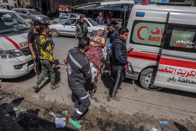 Archivo - Fotografía de archivo del traslado al Hospital Al Nayar de Rafá, en la Franja de Gaza, de un palestino herido en un bombardeo de Israel cerca de un almacén de la Agencia de Naciones Unidas para los Refugiados de Palestina en Oriente Próximo (UNR