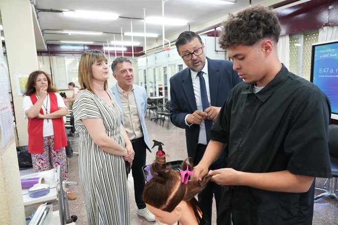 EL titular regional de Educación, Cultura y Deportes, Amador Pastor, en su visita al Centro Integrado de Formación Profesional número 1 de Toled