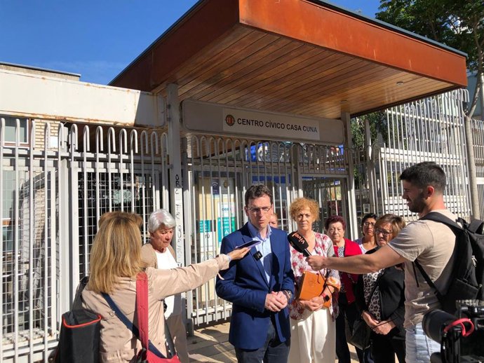 Pedro Herrero, junto al Centro Cívico de la Casa Cuna.