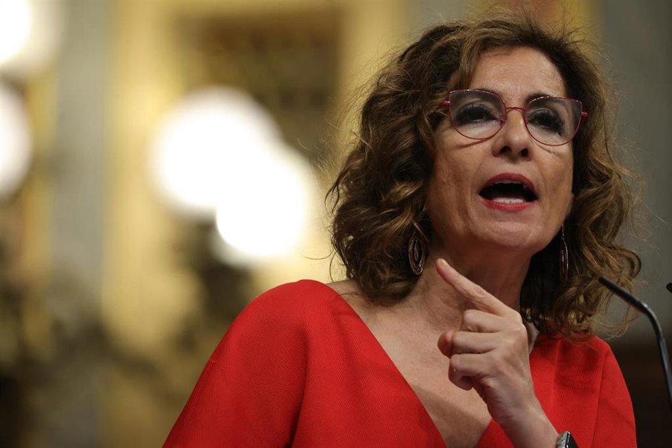 La vicepresidenta primera y ministra de Hacienda, María Jesús Montero, interviene durante la sesión de control al Gobierno, en el Congreso de los Diputados, a 29 de mayo de 2024, en Madrid (España). 