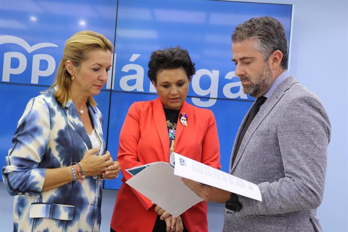 La presidenta del Consejo de Alcaldes del PP de Málaga y alcaldesa de Torremolinos, Margarita del Cid (centro), y los vicesecretarios de Málaga Productiva y Territorial, Carlos Conde y María Rosa Morales.