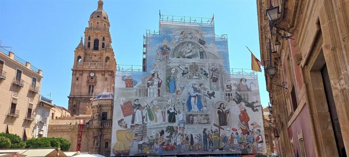 Lona que cubre la fachada de la Catedral de Murcia