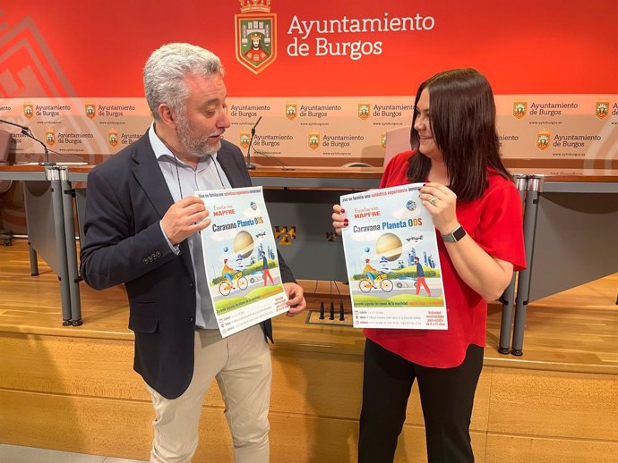 El concejal de Medio Ambiente, Carlos Niño, y la promotora de la Dirección Territorial de Clientes de Mapfre, Elsa Arroyo, en la presentación de la Caravana Planeta ODS.