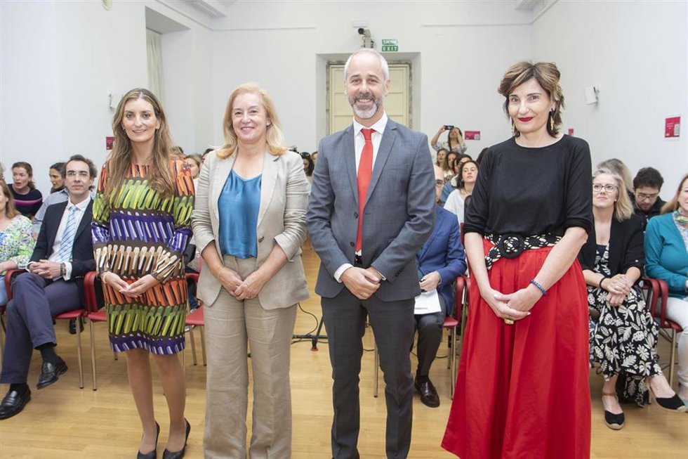 El consejero de Educación, Formación Profesional y Universidades, Sergio Silva, presenta el informe sobre la situación educativa del pueblo gitano.