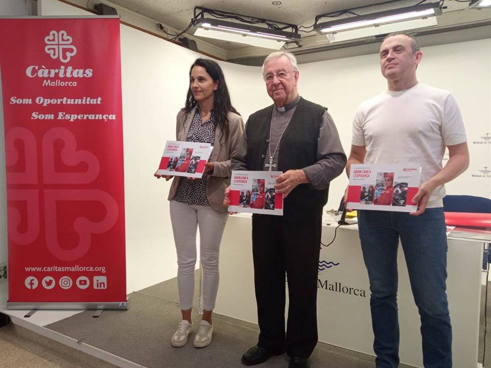 La directora de Cáritas Mallorca, Esther Romero; el obispo de Mallorca, Sebasti Taltavull; y el administrador general de Cáritas, Joan Bassa