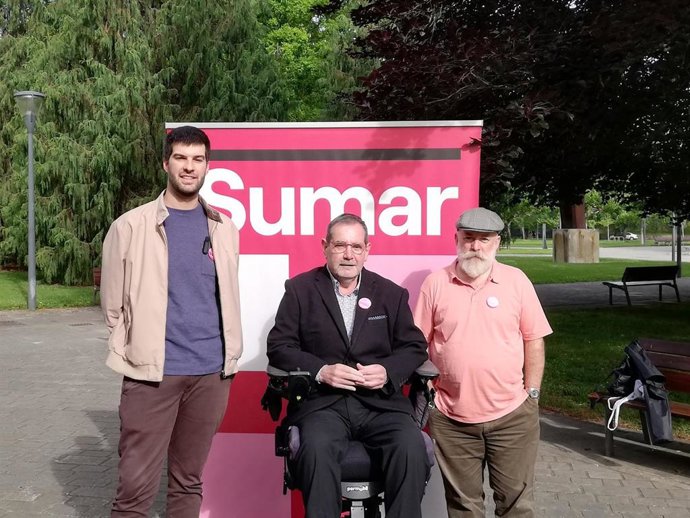 Carlos Guzmán, candidato de Sumar a las elecciones europeas, con Javier Miranda (centro), miembro del grupo de coordinación de Sumar.