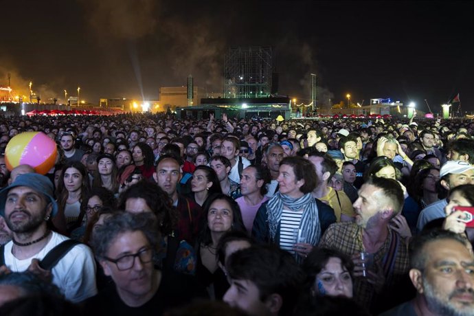 Archivo - Ambiente durante el concierto del grupo New Order en el festival Primavera Sound, en el Parc del Fòrum, a 1 de junio de 2023, en Barcelona