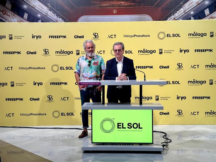 El director del festival El Sol, Miguel Olivares, y Juan Antonio Vigar, director gerente del Teatro Cervantes de Málaga e Iniciativas Audiovisuales de Málaga Procultura (Ayuntamiento de Málaga).
