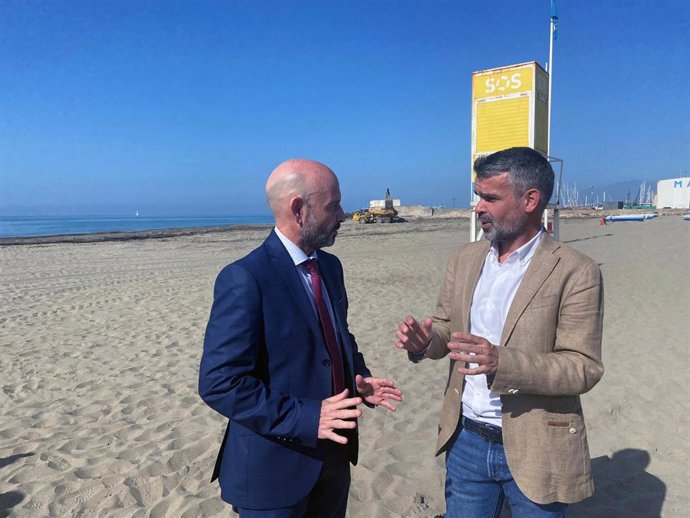 Imagen de archivo del secretario de organización del PSOE de Málaga, José Bernal, y el subdelegado del Gobierno, Javier Salas, en una playa de la provincia.