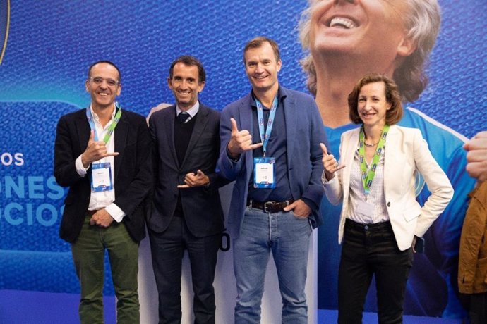 De izquierda a derecha, Alberto Galaso, Chief of New Business Grupo MASORANGE; Alexandre Bompard, presidente de Grupo Carrefour; Meinrad Spenger, CEO de Grupo MASORANGE y Elodie Perthuisot, CEO de Carrefour España