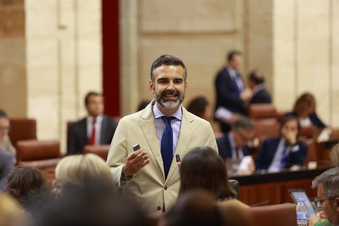 El consejero de Sostenibilidad, Medio Ambiente y Economía Azul, Ramón Fernández-Pacheco, en el Parlamento andaluz.