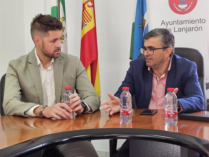 El alcalde de Lanjarón, Eric Escobedo, y el delegado de Empleo de la Junta en Granada, José Javier Martín