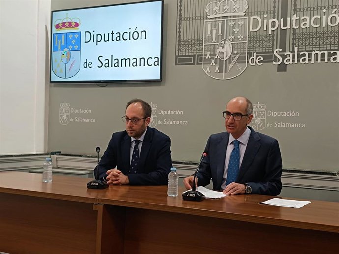 El presidente de la Diputación de Salamanca, Javier Iglesias (d), y el delegado del área de Economía y Hacienda, Marcos Iglesias (i), en La Salina