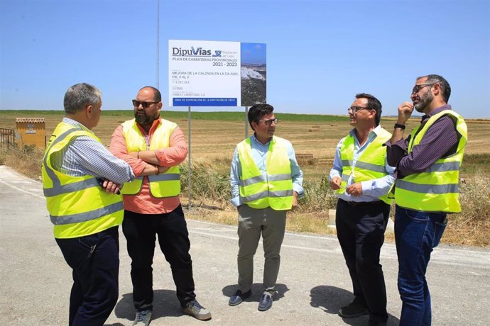 Javier Bello en la carretera de Naveros en Vejer.