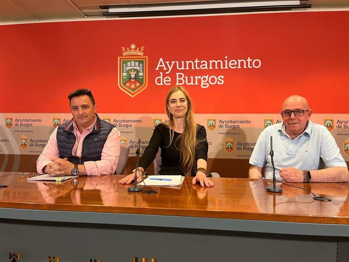 La concejala de participación entre el presidente y el vicepresidente del Consejo del Barrio de Capiscol.