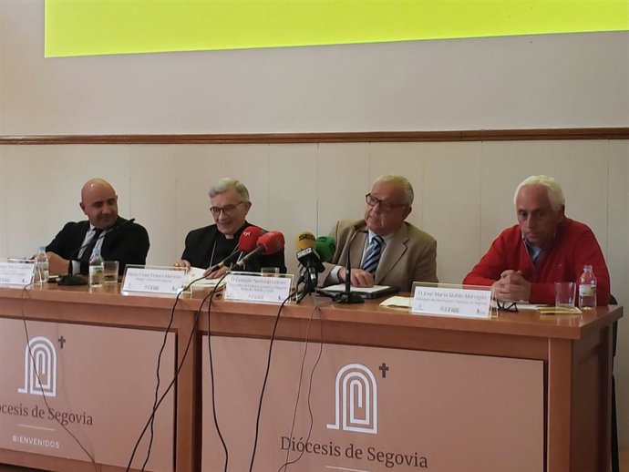 El secretario general de la Fundación, Enrique Martín Lozano; el obispo de Segovia, César Franco: el consejero Santonja y el delegado de Patrimonio de la diócesis de Segovia, José María Rubio.