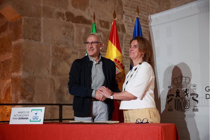 La ministra para la Transición Ecológica y el Reto Demográfico, Teresa Ribera, y el alcalde de Bonares, Juan Antonio García, durante el acto de firma del Acuerdo con Doñana.