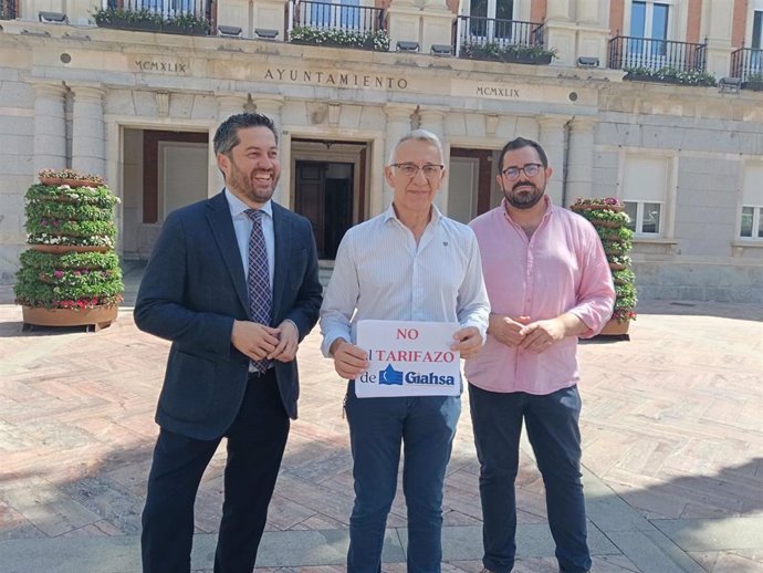 El portavoz socialista de la Mancomunidad de Agua y Servicios de la provincia de Huelva (MAS-Giahsa) y alcalde de Bonares, Juan Antonio García, junto a otros socialistas onubenses.