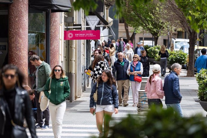 Archivo - Varios turistas en el centro de Palma de Mallorca, a 23 de abril de 2024, en Palma de Mallorca, Mallorca, Baleares (España).