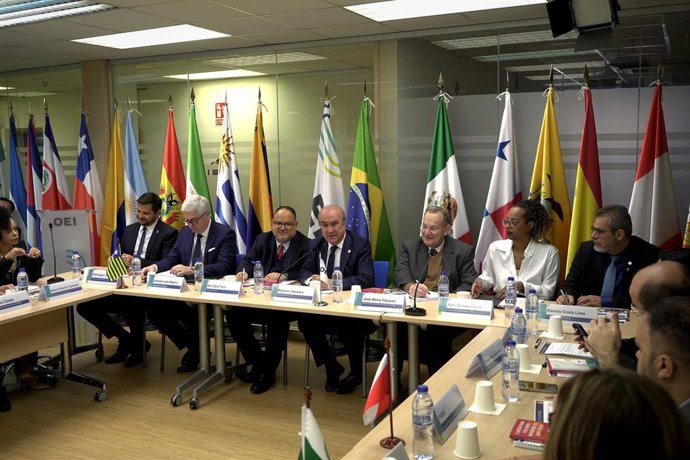 Sesión inaugural en la sede de OEI, en la que han participado los representantes de la educación brasileña