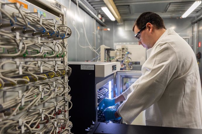 A SOLiTHOR scientist in the cell testing room