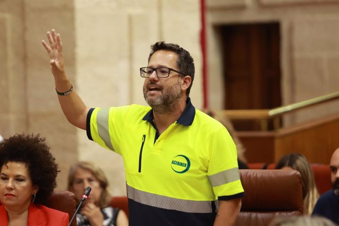 El portavoz del Grupo Mixto-Adelante Andalucía, José Ignacio García, este miércoles en el Pleno del Parlamento en su pregunta al presidente de la Junta de Andalucía, Juanma Moreno.