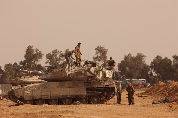 Militares del Ejército de Israel junto a un carro de combate cerca de la frontera con la Franja de Gaza (archivo)