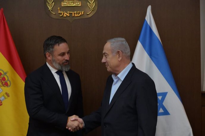 El presidente de VOX, Santiago Abascal (i), durante su reunión con el primer ministro israelí, Benjamín Netanyahu (d), en la Oficina del Primer Ministro, a 28 de mayo de 2024, en Jerusalén (Israel).