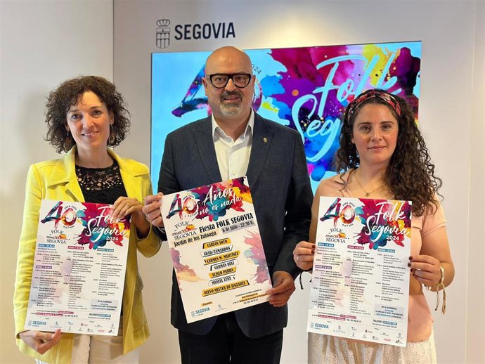 Cartel del concierto de 40 años y cartel de la edición Folk Segovia 2024 La coordinadora de la Fundación Don Juan d eBorbón, Noelia Gómez; el concejal de Cultura, Juan CArlos Monroy, y la directora de Folk Segovia, Cristina Ortiz Monreal