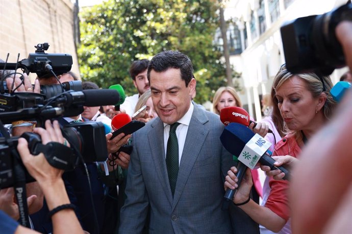 El presidente de la Junta de Andalucía, Juanma Moreno, este miércoles atiende a los medios de comunicación antes de afrontar la sesión de control en el Pleno del Parlamento.