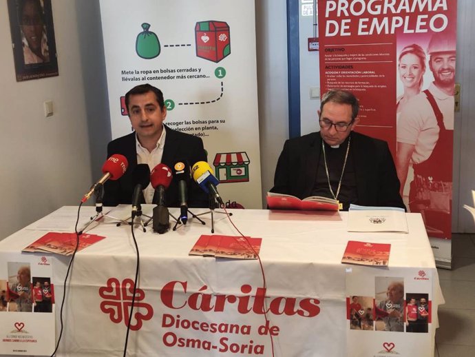 Alberto Martín (izda) y Abilio Martínez presentan la memoria de Cáritas