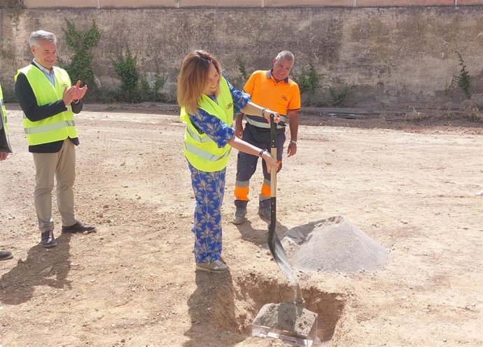 La alcaldesa de Zaragoza, Natalia Chueca, coloca la primera piedra del futuro Centro Cívico Hispanidad.