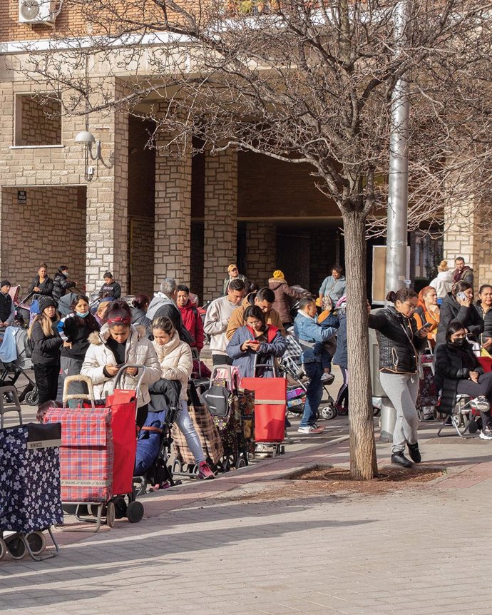 Numerosas personas hacen colas en la sede de la Fundación Madrina para recibir ayuda.