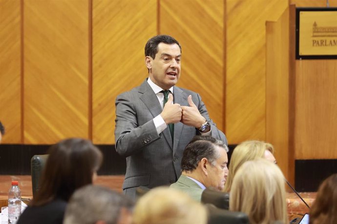 El presidente de la Junta de Andalucía, Juanma Moreno, este miércoles ante el Pleno del Parlamento