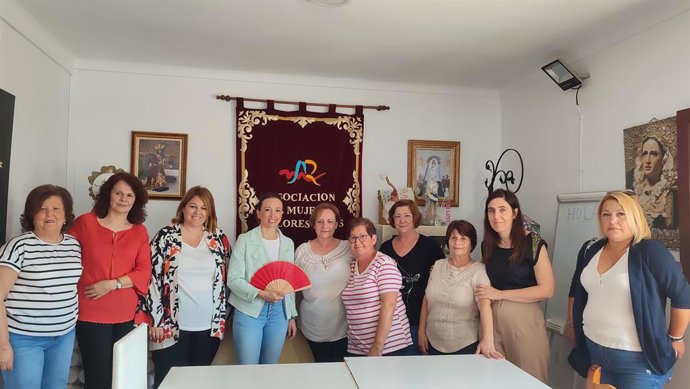 La presidenta del PP de Málaga, Patricia Navarro, en un desayuno con la Asociación de Mujeres Dolores Rivas de Algarrobo.
