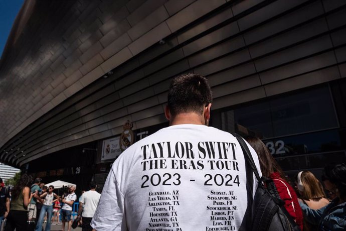 Un hombre con una camiseta de las fechas de la gira de Taylor Swift, en los alrededores del Estadio Santiago Bernabéu, a 28 de mayo de 2024, en Madrid (España). 