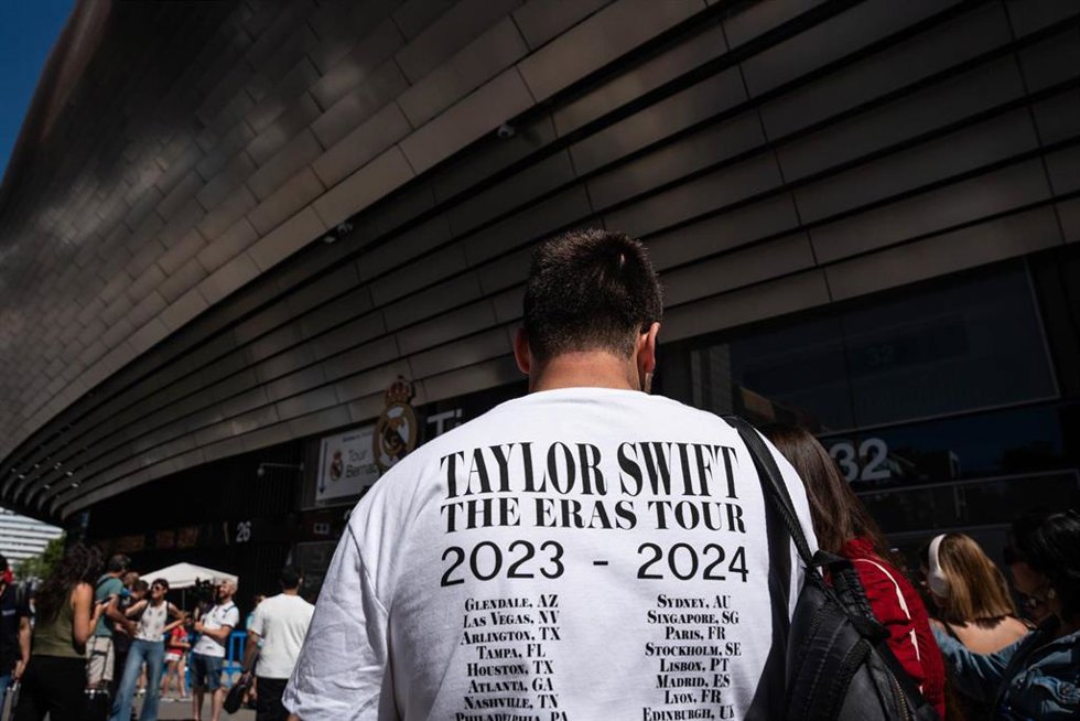 Un hombre con una camiseta de las fechas de la gira de Taylor Swift, en los alrededores del Estadio Santiago Bernabéu, a 28 de mayo de 2024, en Madrid (España). 