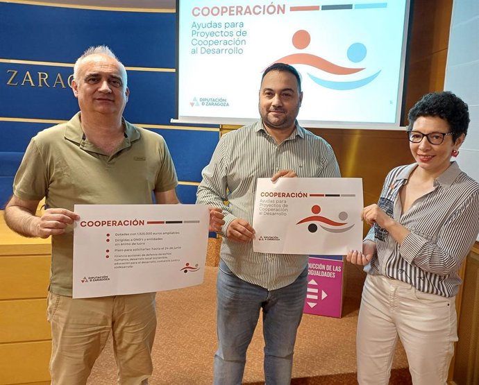 El diputado delegado de Cooperación al DEsarrolo y Solidaridad Internacional de la DPZ, Rubén Estévez, en el centro, junto al técnico de cooperación al desarrollo, Luis García.