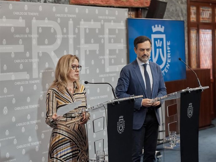 La presidenta del Cabildo de Tenerife, Rosa Dávila, y el vicepresidente, Lope Afonso, en una rueda de prensa tras el Consejo de Gobierno