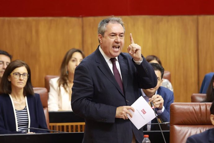 El secretario general del PSOE-A, Juan Espadas, en el Pleno del Parlamento andaluz.