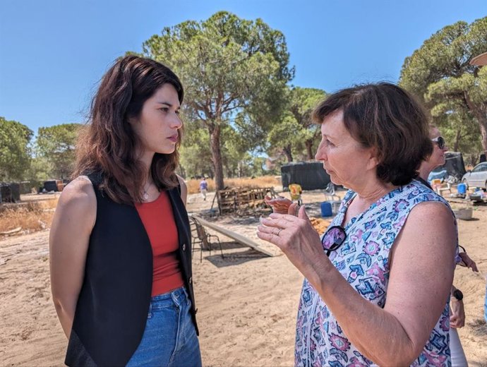 La número 2 de la candidatura de Podemos a las elecciones europeas, Isa Serra, en su visita al asentamiento de Las Madres, en Moguer (Huelva).