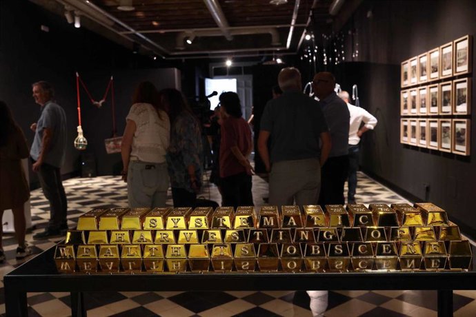 Una obra de la muestra '^misericordia' del creador isidro López-Aparicio (iLA) en la Térmica.